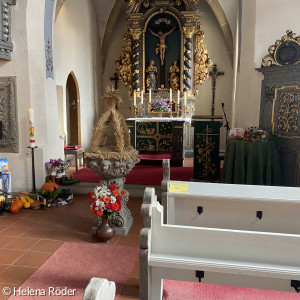 Geschmückter Erntedankaltar