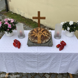 Andacht vor der Kirche